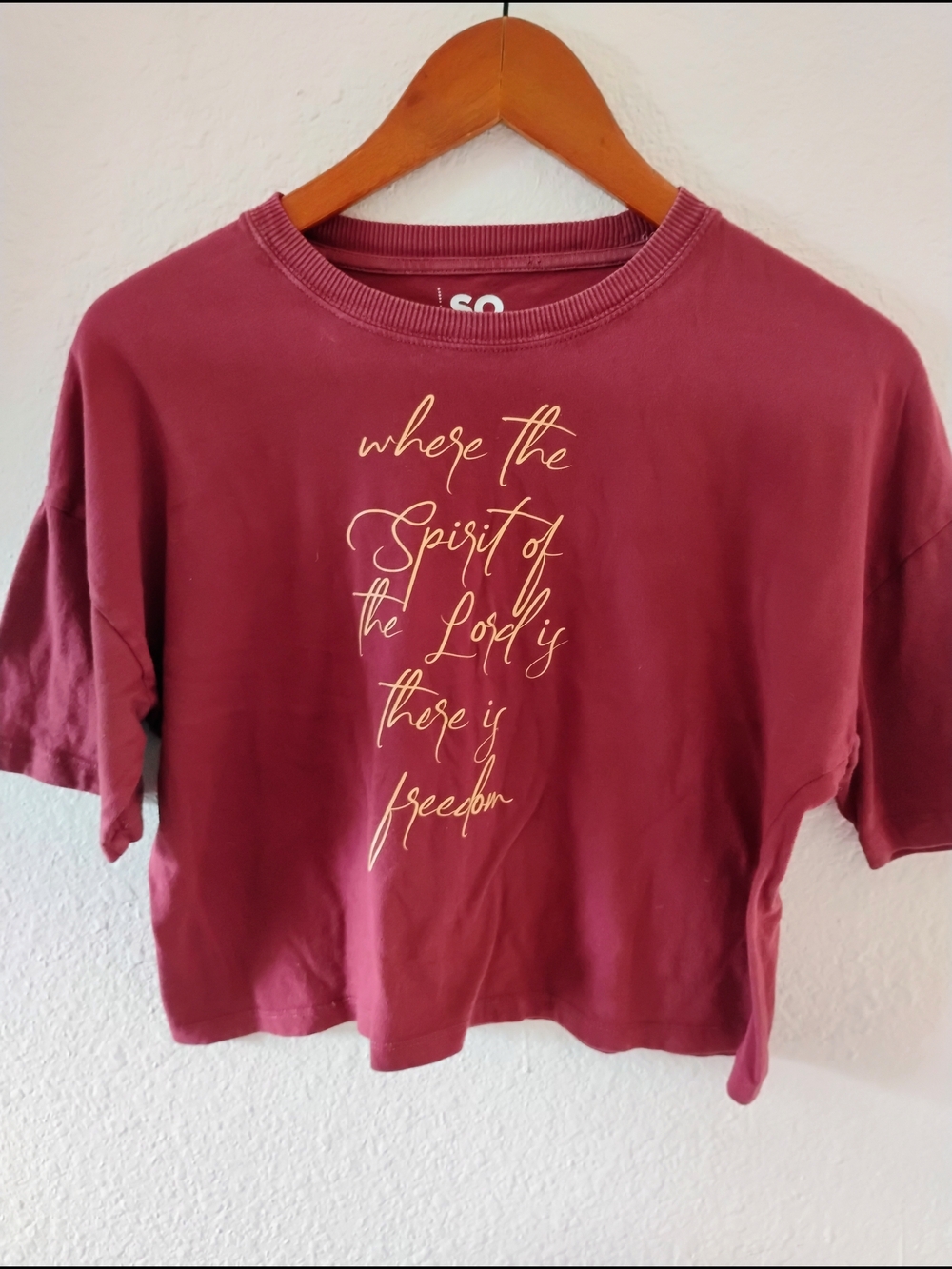 Cropped Short Sleeve Tee - Wine with Script Graphic